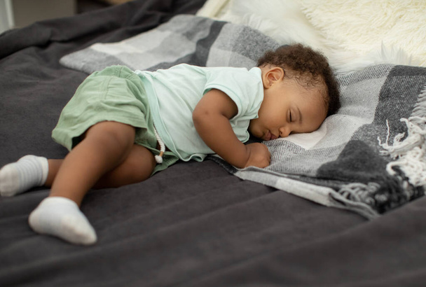 africano americano bebé niño durmiendo en lado acostado en cama - Foto, imagen
