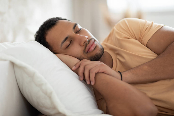 árabe cara dormindo deitado na cama cochilando no quarto moderno - Foto, Imagem