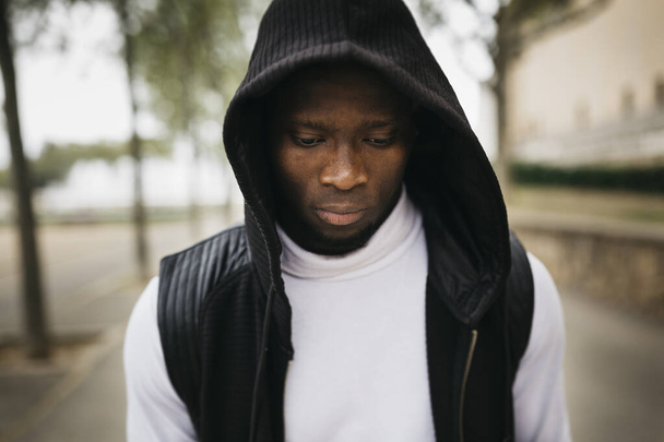 Portret młodego czarnego mężczyzny w kapturze na ulicy - Zdjęcie, obraz