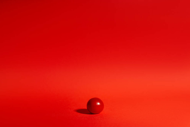 pomodoro rosso su sfondo rosso, concetto, spazio di copia - Foto, immagini