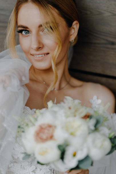 portrait de mariée européenne avec bouquet de mariage à la main, photo verticale. Photo de haute qualité - Photo, image