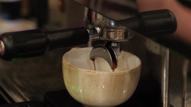 Verter el flujo de café - Metraje, vídeo