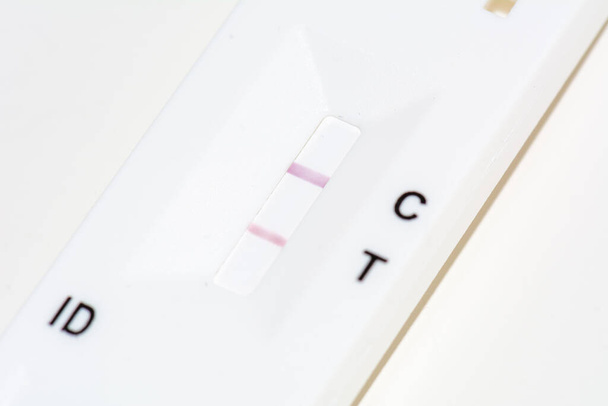 Cassette de test rapide sur bande de coronavirus Covid-19 pour détecter une épidémie d'anticorps ou du virus sars-cov-2 isolé sur fond blanc - Photo, image