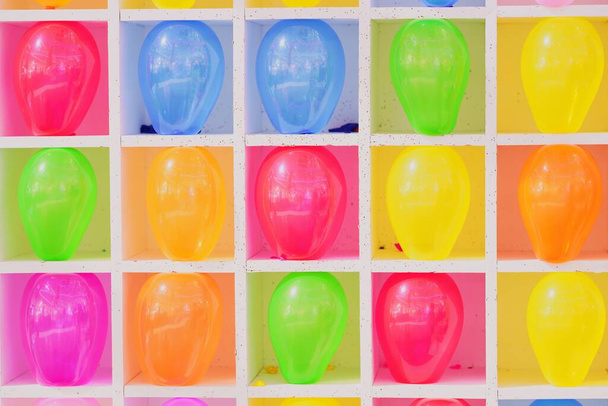 Close-up Wall of Colorful balloons, Popped balloon,  Carnival Balloons Darts Game - Foto, imagen