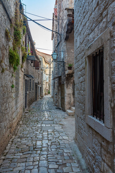 Old narrow street in the old town of Trogir, Croatia - Foto, Bild