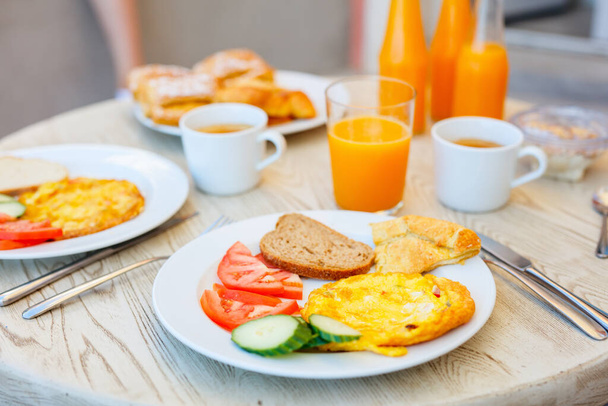 Delicious breakfast with omelet and vegetables - Foto, Imagem