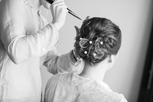 Bride getting her hair done before wedding - Foto, Imagen