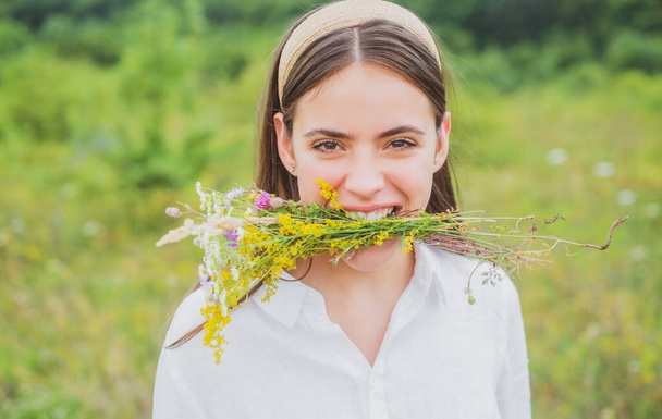 Vegan concept. Organic field. Spring girl in meadow with wildflowers. Healthy lifestyle. - Foto, Bild