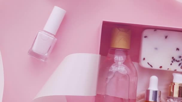 Beauty box abonnement pakket met huidverzorging, spa en make-up cosmetische producten op roze achtergrond, flatlay ontwerp, natuurlijke cosmetica gift delivery concept - Video