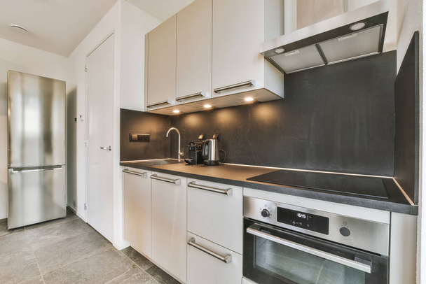 Sisätilojen kulma keittiö minimalistiseen tyyliin - Valokuva, kuva