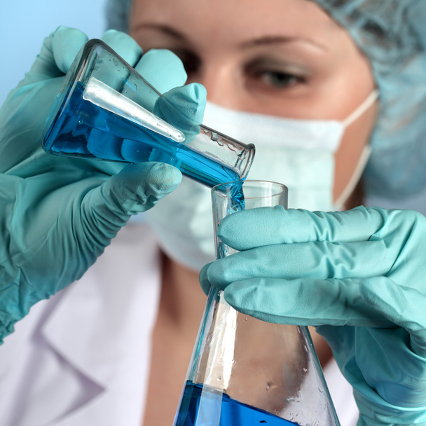 Woman conducting a chemical experiment - Foto, Bild