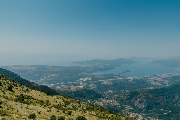 Schöne Natur Berglandschaft. Bucht von Kotor, Montenegro. Blick auf die Bucht von Boka mit den Städten Kotor und Tivat mit dem Gipfel des Berges, Montenegro - Foto, Bild