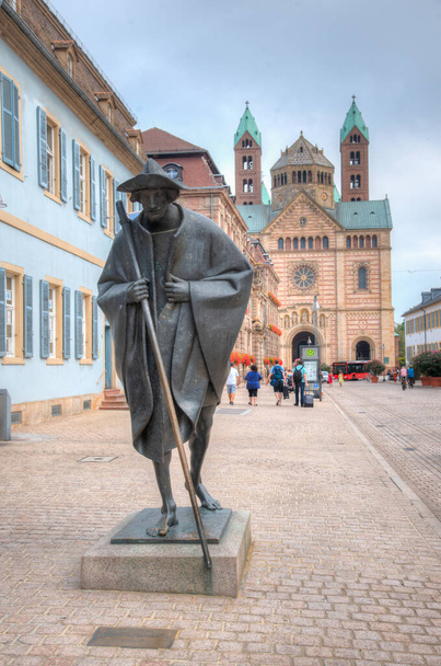 Statua di Jakobspilger e la cattedrale alla fine di Maximilianstrasse a Spira, Germania - Foto, immagini
