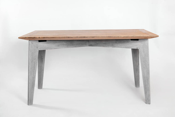 Handgemaakte houten tafel op een witte achtergrond met alle details - Foto, afbeelding