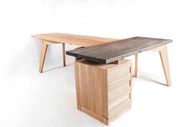 Tavolo in legno lavorato a mano su sfondo bianco con tutti i dettagli - Foto, immagini