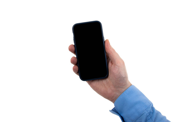 man hand met shirt holding smartphone - studio shot witte achtergrond - Foto, afbeelding