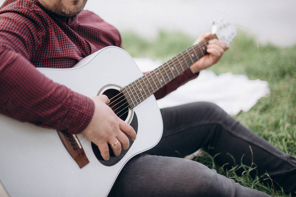 hipster playing instrumental guitar - Фото, изображение