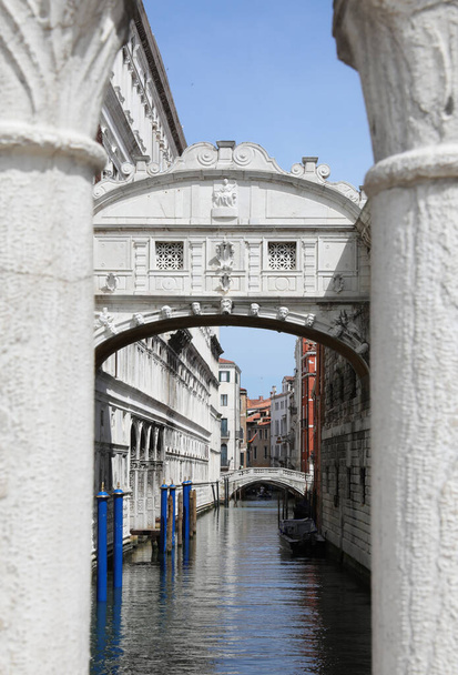 puente de suspiros en Venecia ITALIA entre dos columnas de balaustrada y el canal navegable - Foto, Imagen