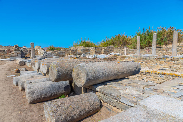 Древние руины на острове Делос в Греции - Фото, изображение