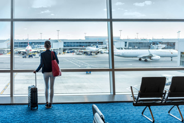 Travel tourist woman with luggage at airport - Φωτογραφία, εικόνα