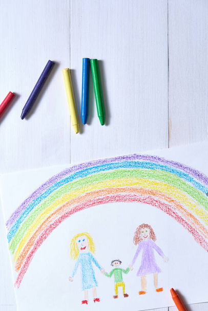 ЛГБТ сімейна фотографія на білому столі - Фото, зображення