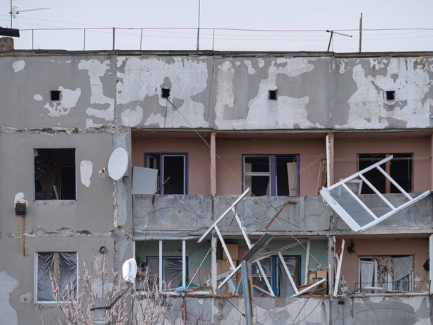 Ρωσική εισβολή στην Ουκρανία βομβάρδισε κτίριο κατέστρεψε την πόλη Ουκρανία καταστράφηκε. Βόμβα πυραύλων επιτεθεί Ρωσία εναντίον της Ουκρανίας καταστροφή κτίριο πόλεμο ζημιά Μαριούπολη, Kharkov, Bucha καταστραφεί. Πόλεμος στην Ουκρανία. - Φωτογραφία, εικόνα