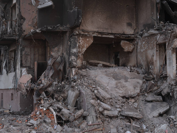 A invasão russa da Ucrânia bombardeou o edifício destruiu a cidade a Ucrânia arruinou. Foguete bomba ataque Rússia contra a Ucrânia guerra destruição construção danos Mariupol, Kharkov, Bucha destruída - Foto, Imagem