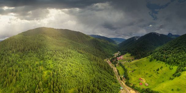 Širokoúhlé panoramatické záběry krásných luk, kopců a stromů v Synevyrské mýtině vedle jezera Synevyr. Majestátní a nádherné krajiny Karpat na Ukrajině - Fotografie, Obrázek