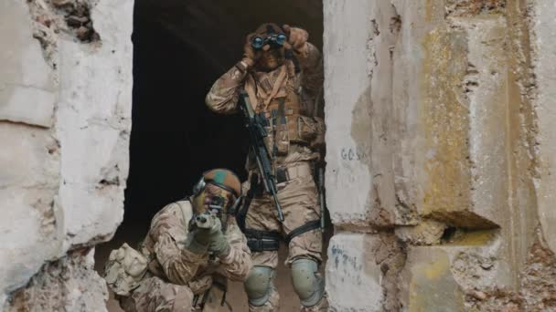 Opatrní kontingenti vojáci hlídají nepřátelské linie  - Záběry, video