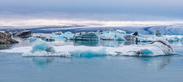 Floating icebergs at Jokulsarlon lagoon on Iceland - Foto, imagen