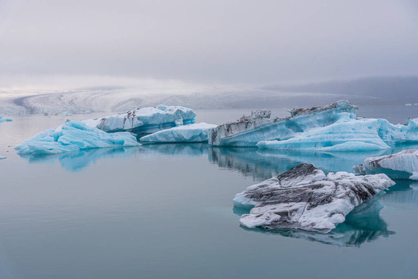 Πλωτά παγόβουνα στη λιμνοθάλασσα Jokulsarlon της Ισλανδίας - Φωτογραφία, εικόνα