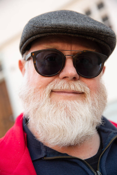 Headshot de homem masculino amigável com grande barba branca - Foto, Imagem