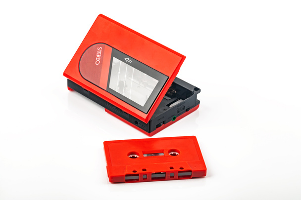 Όμορφο κόκκινο vintage audio κασετόφωνο πάνω από λευκό φόντο - Φωτογραφία, εικόνα