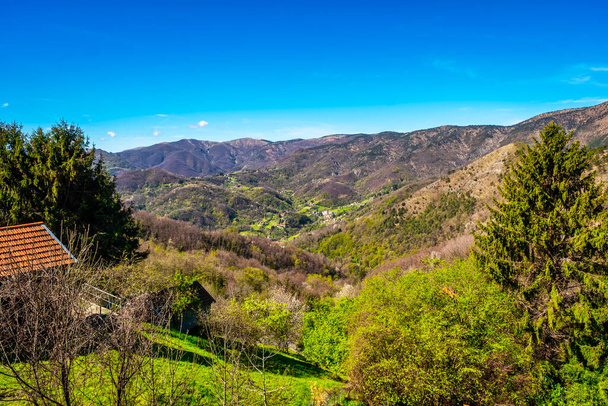 Vista de primavera de las colinas del interior de Liguria, detrás de la ciudad de Génova (región de Liguria, norte de Italia)). - Foto, Imagen