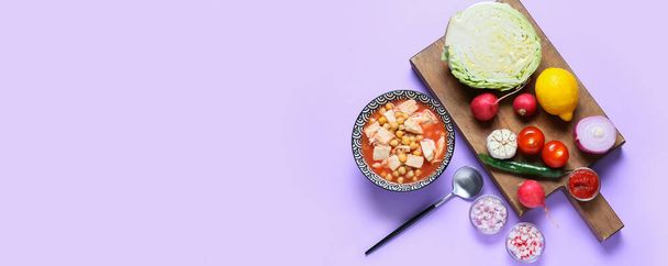 Μπολ νόστιμη μεξικάνικη σούπα και συστατικά σε λιλά φόντο με χώρο για κείμενο - Φωτογραφία, εικόνα