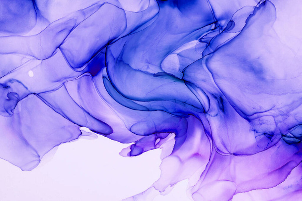 Pintura fluida abstracta natural realizada en tinta de alcohol. Colores de ensueño suaves. Crea aurora. Fuego líneas onduladas transparentes. - Foto, imagen