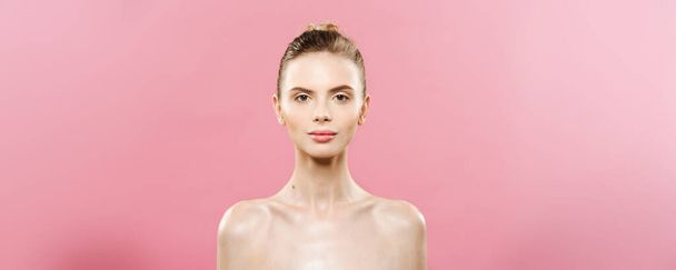 皮膚のケアのコンセプト - 魅力的なブルネットの少女の完璧なメイクの写真構成で若い白人女性。コピー スペースとピンクの背景に分離. - 写真・画像