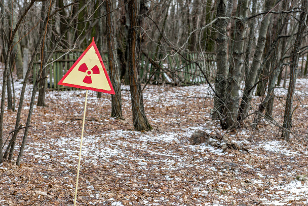 Μέτρηση ακτινοβολίας σε εγκαταλελειμμένο σπίτι του Τσερνομπίλ - Φωτογραφία, εικόνα