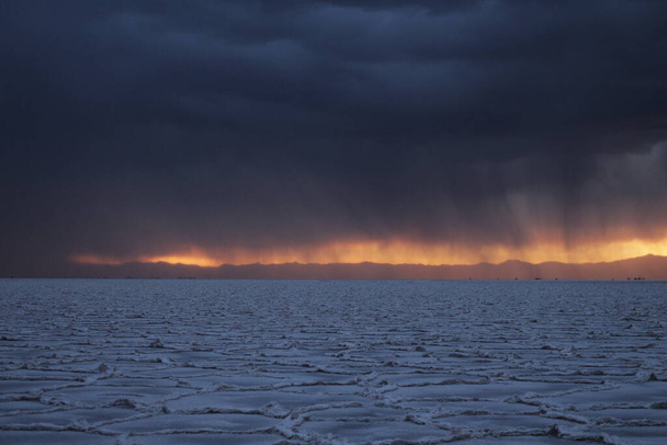 Bouře na solné poušti při západu slunce - Fotografie, Obrázek