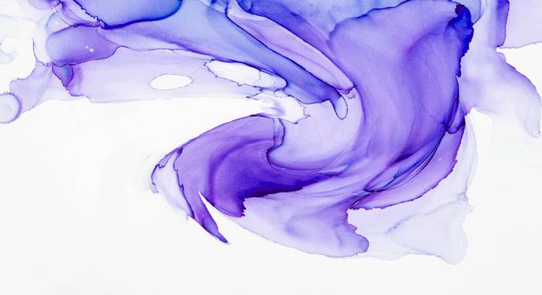 Natürliche abstrakte Fluidmalerei mit Alkohol-Tusche-Technik. Zarte, verträumte Farben schaffen transparente Wellenlinien. - Foto, Bild