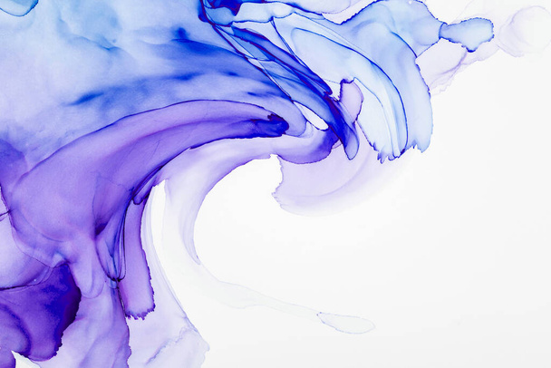 Естественная абстрактная живопись жидкостью с использованием техники чернил. Мягкие мечтательные цвета создают прозрачные волнистые линии. - Фото, изображение