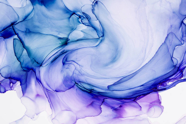 Pittura fluida astratta naturale con tecnica dell'inchiostro alcolico. Morbidi colori sognanti creano linee ondulate trasparenti. - Foto, immagini