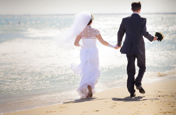 bruid en bruidegom lopen - Foto, afbeelding