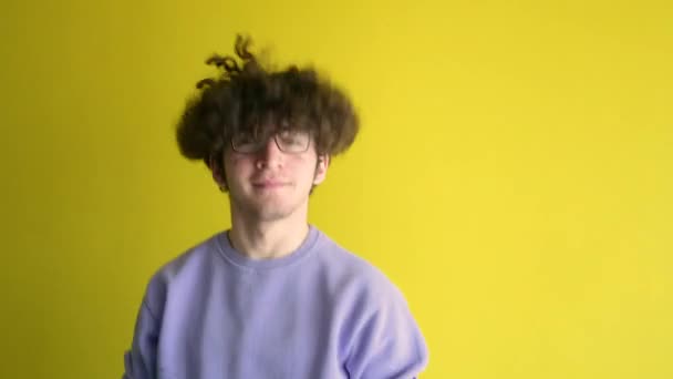 Καυκάσιος έφηβος κύματα σγουρά μαλλιά του hopping με την ευτυχία: έννοια της νεανικότητας εφηβεία ανέμελη χαρά και έξαψη. - Πλάνα, βίντεο