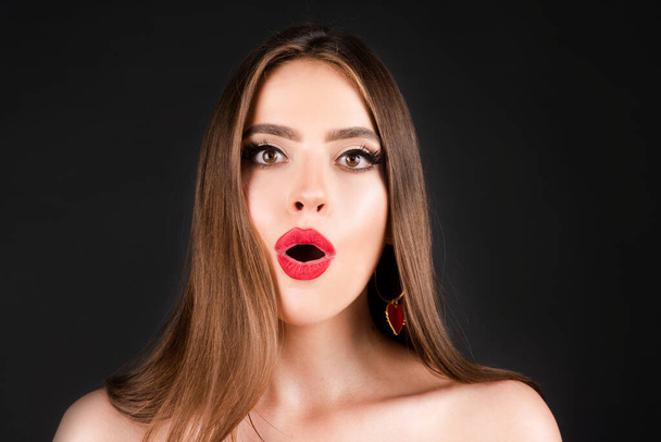 Shocked face of surprised young woman. Funny female shocked face expression. Unbelievable. Portrait of excited woman spreading hands. Expressing surprise open mouth. Emotional face. - 写真・画像