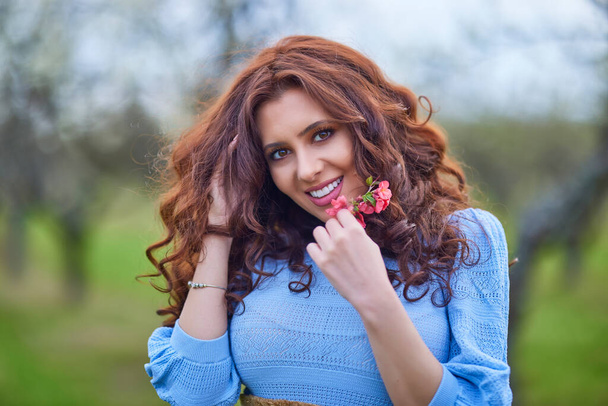 portrait of a beautiful brunette woman in spring nature. - Foto, afbeelding