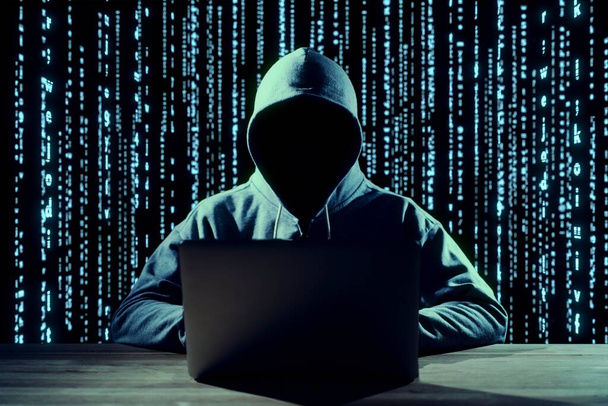 Άντρας χάκερ γράφει κώδικα σε ένα φορητό υπολογιστή - Φωτογραφία, εικόνα