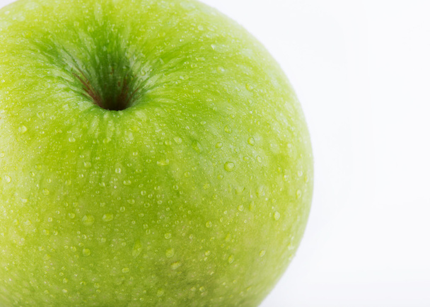 fruta de maçã com gotas de água isoladas no fundo branco
 - Foto, Imagem