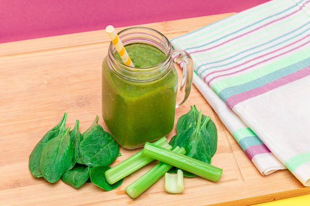 Fresh Green Smoothie of Apple, Celery, and Spinach in Glass Smoothie Jar - Foto, imagen