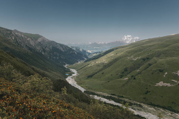 Une vue imprenable sur le glacier Shkhara dans la chaîne de montagnes du Grand Caucase en Géorgie, région de Svaneti, Ushguli. Montagnes enneigées. Le mont Shkhara. Glacier en fusion. Changement climatique. Glace, froid. - Photo, image